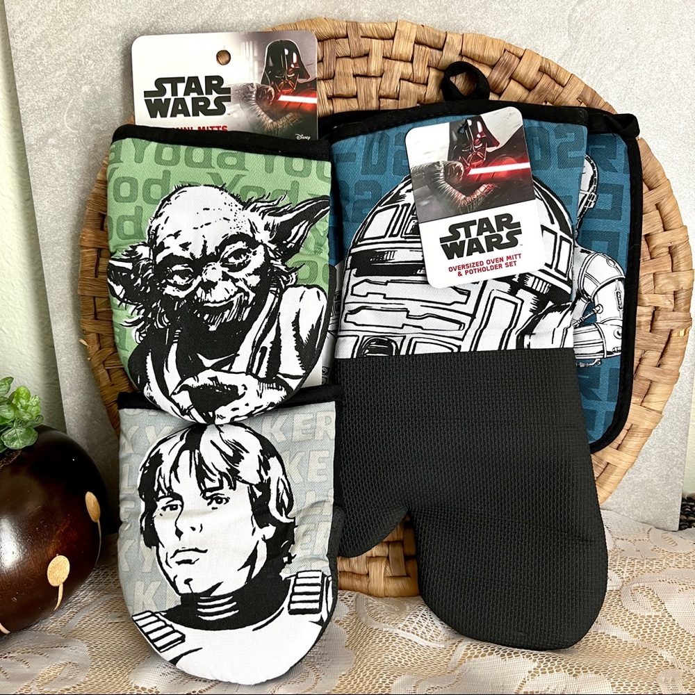 Disney Star Wars Kitchen Set Large Oven Mitt, Pot Holder, and 2 Mini Mitts